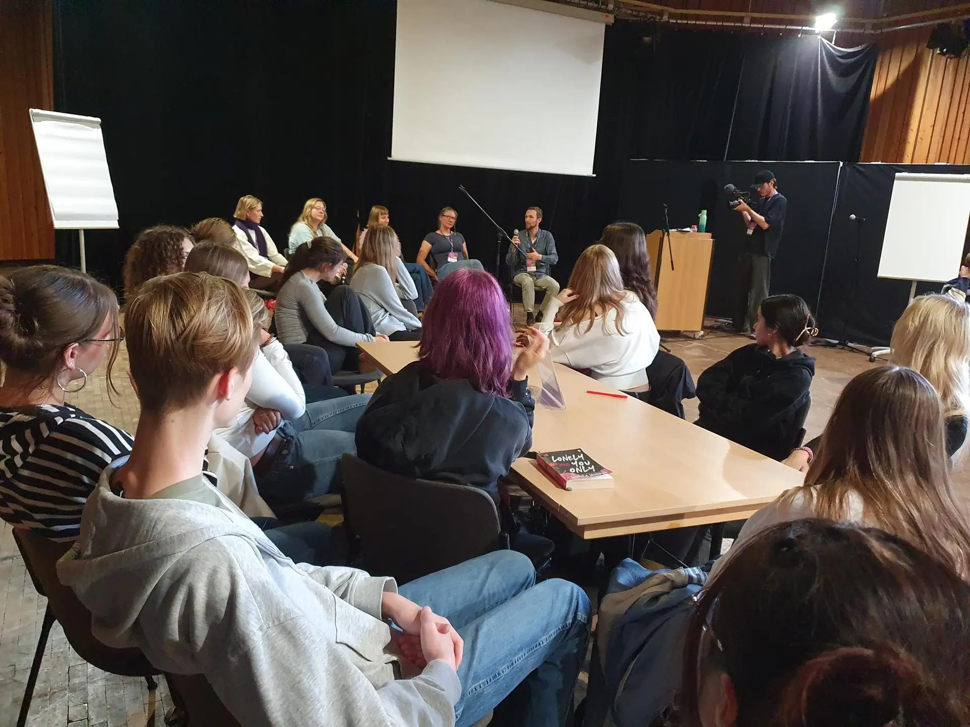 Schüler*innen verfolgen den Politik-Parcours der youthCON’26 im FEZ.