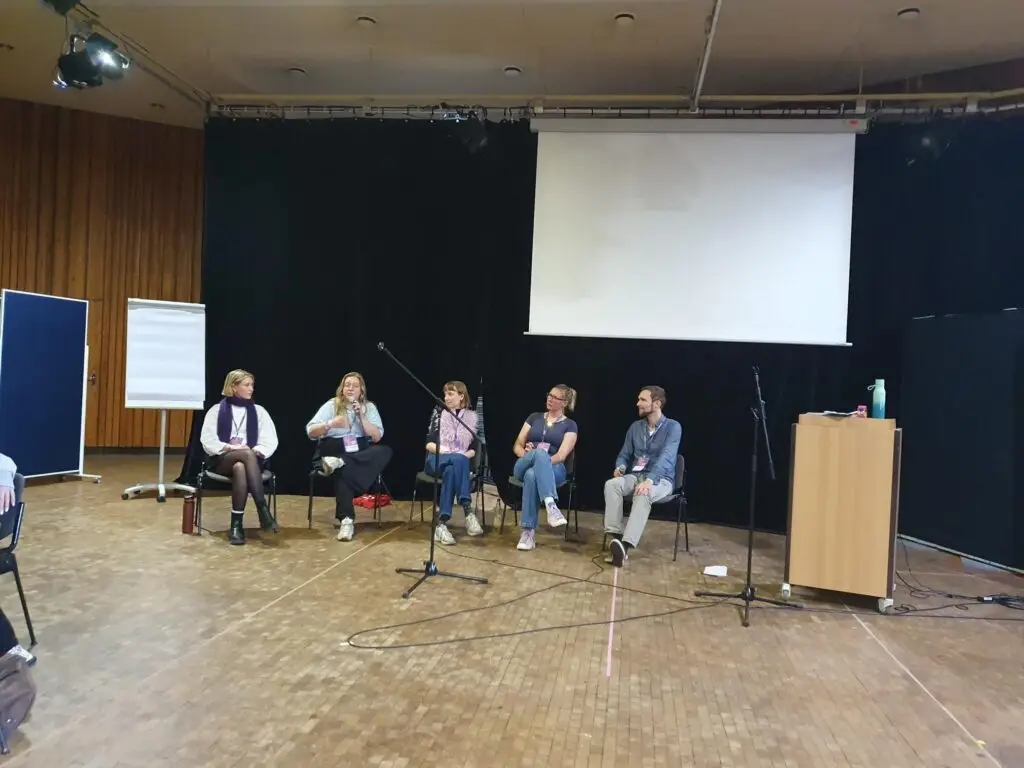Podiumsgespräch auf der Bühne im FEZ.