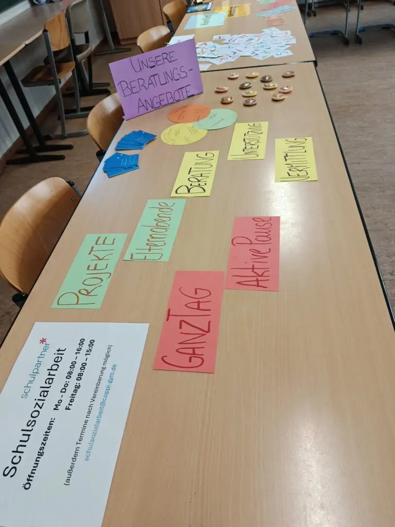 Mitmachangebote und bunte Zettel auf einem Präsentationstisch