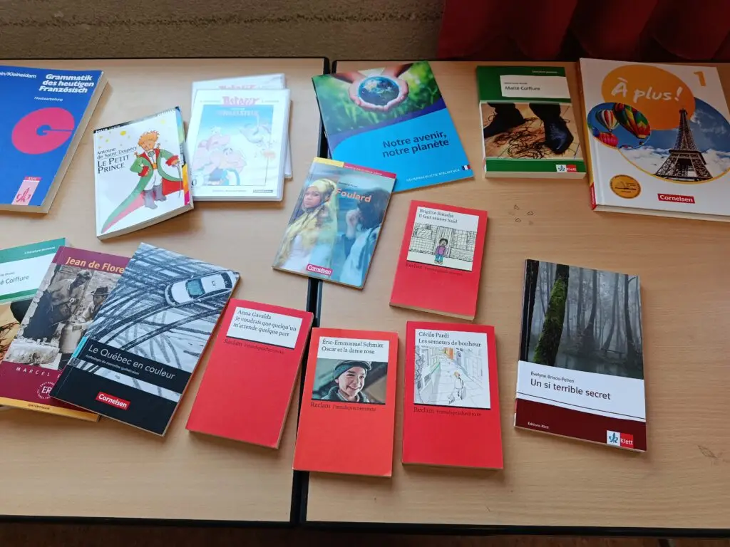Sprachbücher und Unterrichtsmaterialien auf einem Präsentationstisch