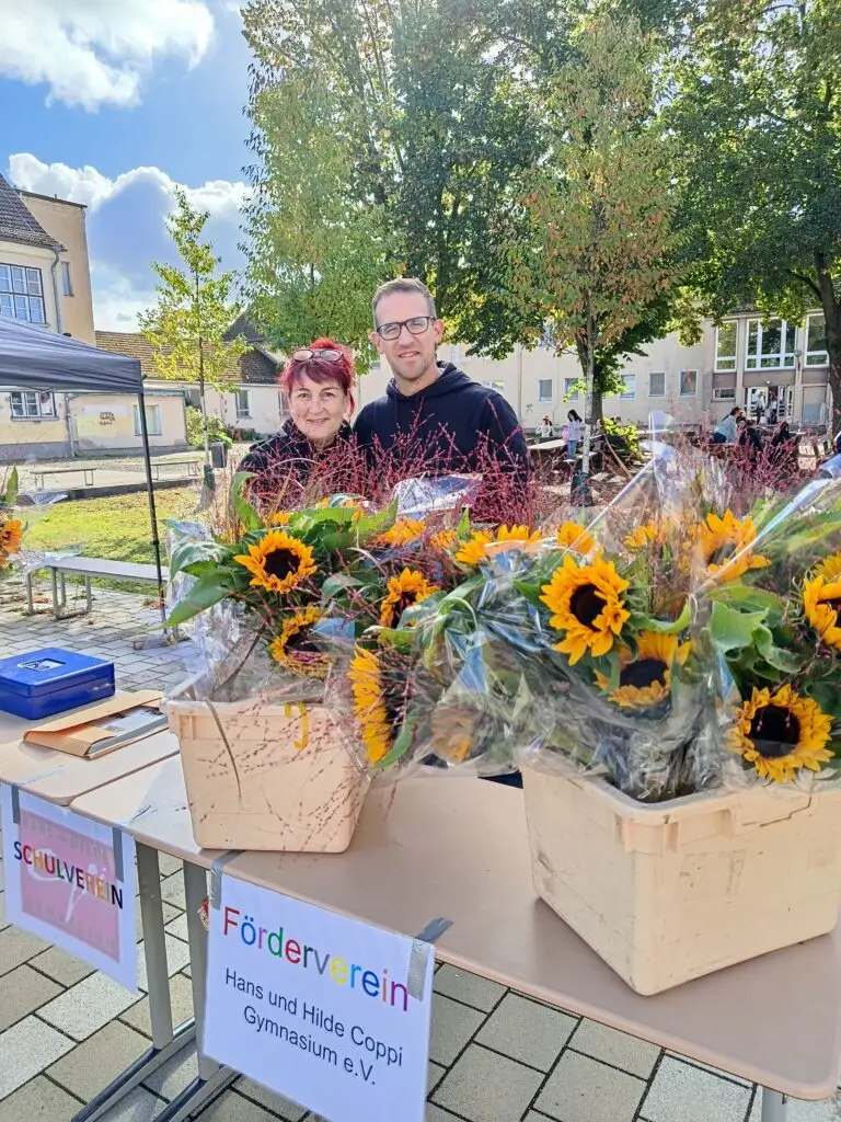 Präsentationsstand des Fördervereins mit Sonnenblumen auf dem Schulhof