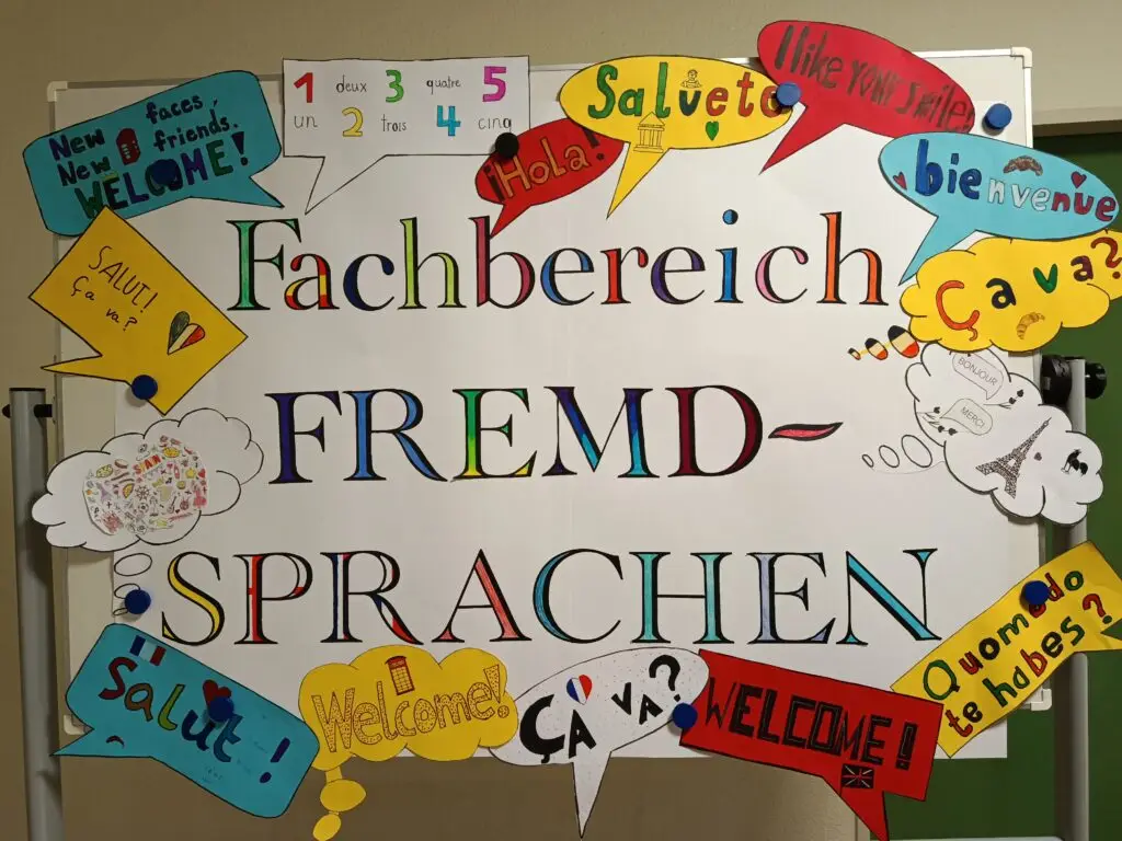 Bunt gestaltetes Plakat des Fachbereichs Fremdsprachen beim Tag der offenen Tür 2026